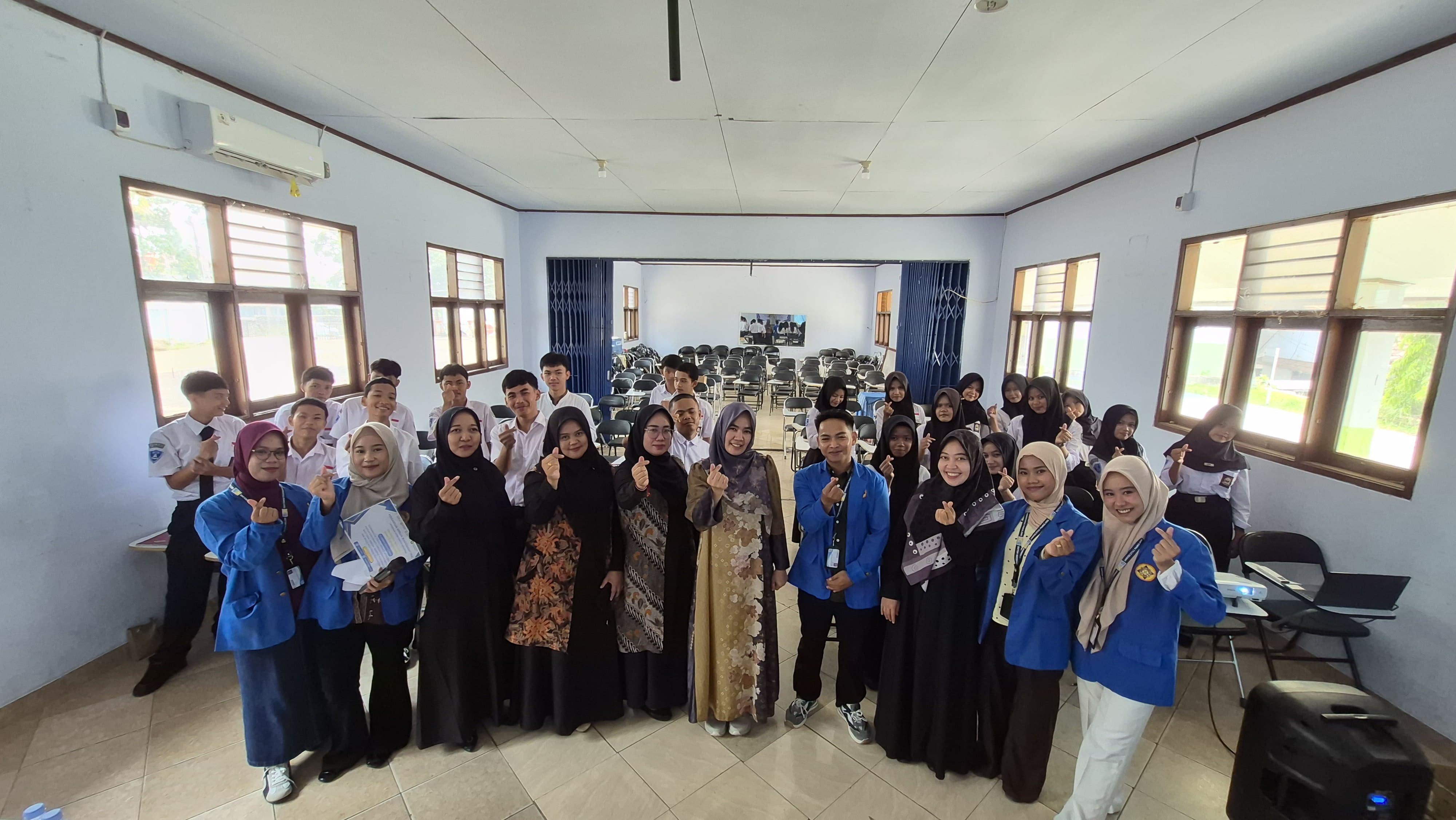 Pengabdian Kepada Masyarakat (PKM) Mahasiswa Universitas Pamulang Kampus Kota Serang Di SMK Mulia Hati Insani Warunggunung